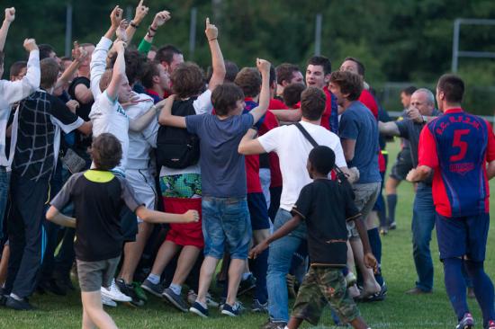 Les joueurs du FCRF2M immédiatement entourés par leurs jeunes supporters