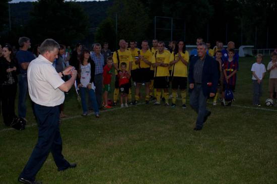 remise de médaille au délégué du match