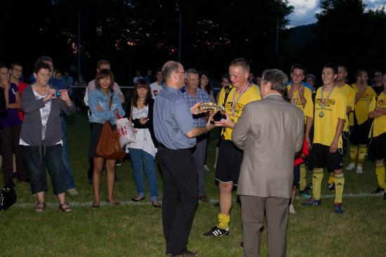 remise de la coupe à l'équipe finaliste