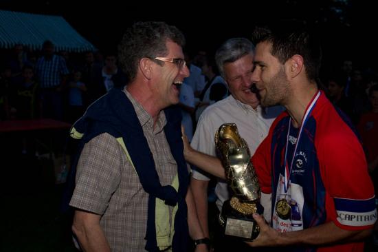 Le trophée de Champion remis au capitaine du FC Richardménil Flavigny Méréville Messein par M. LAGRANGE, maire de Messein et M.