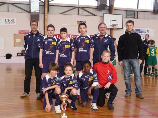 u13b-vainqueurs-coupe-district-futsal-050212-1.jpg